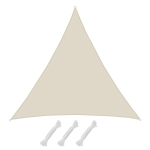 Beiges, dreieckiges AMANKA Sonnensegel (7x7x7m) aus Polyester, wasserabweisend, mit Seilen.