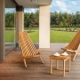 Beliani Bistro Set BELLANO: Zwei helle Akazienholz-Stühle und ein quadratischer Holztisch auf einer Terrasse. Gartenmöbel-Set.