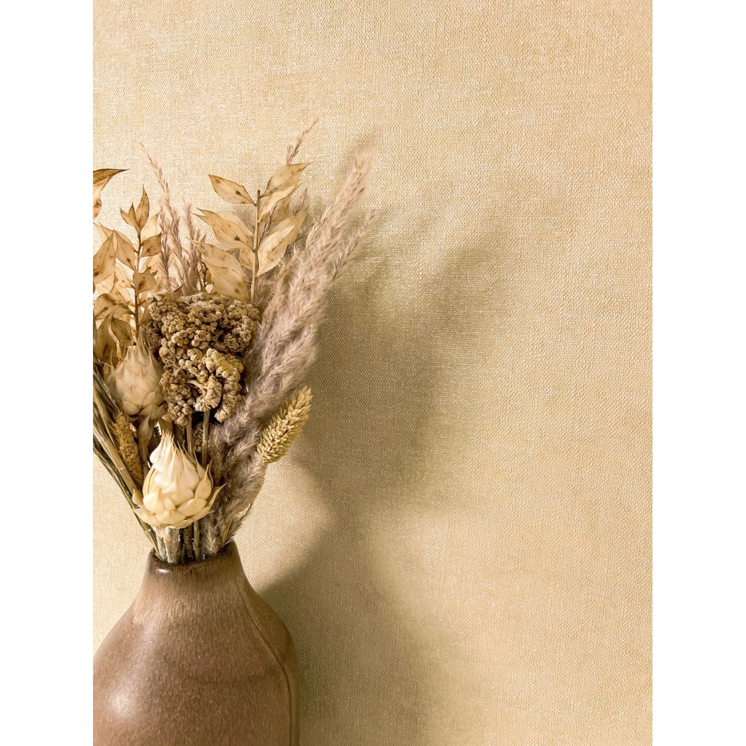 Moderne Vliestapete Desert Beige mit feiner Leinen-Textur. Unifarbe, ideal für stilvolle Wohnräume.