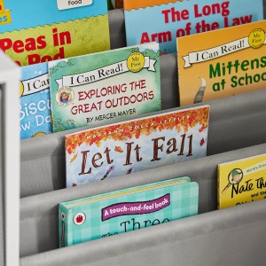 Detailansicht: Weißes SoBuy Kinder Bücherregal KMB76-W mit bunten Kinderbüchern.