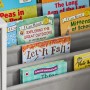Detailansicht: Weißes SoBuy Kinder Bücherregal KMB76-W mit bunten Kinderbüchern.