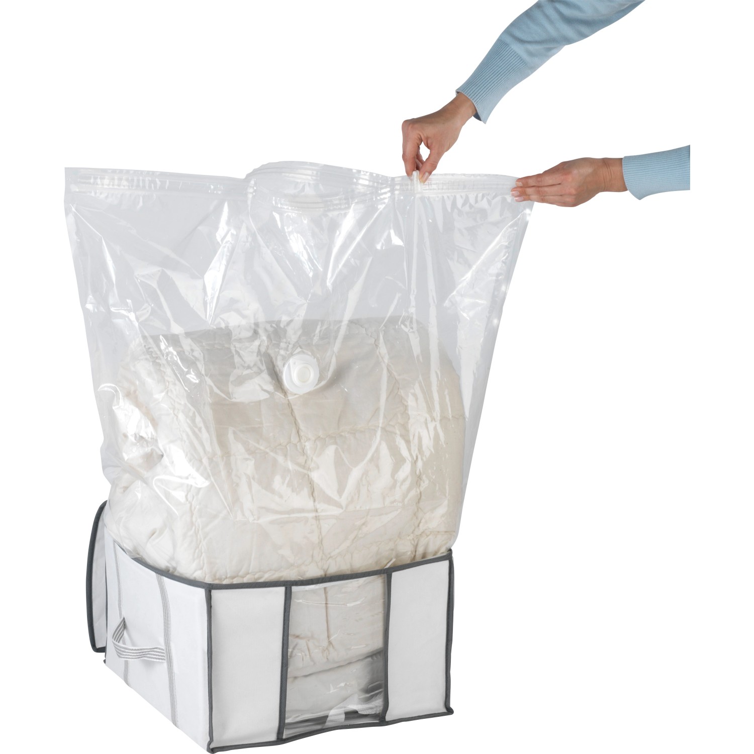Wenko Vakuum Soft Box S, weiße Textilbox mit Vakuumbeutel zur platzsparenden Aufbewahrung.