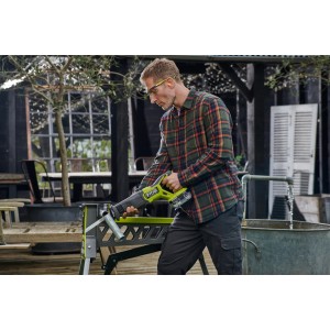 Ryobi Akku-Säbelsäge RRS18BL-0 beim Schneiden eines Rohrs im Außenbereich.