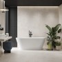 Beige Feinsteinzeug Bodenfliese Ushley, matte Oberfläche, verlegt im modernen Badezimmer.