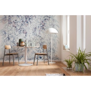 Wohnraum mit Komar Fototapete Vertical Garden, die einen üppigen, bläulich-weißen Garten zeigt.