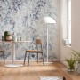 Wohnraum mit Komar Fototapete Vertical Garden, die einen üppigen, bläulich-weißen Garten zeigt.
