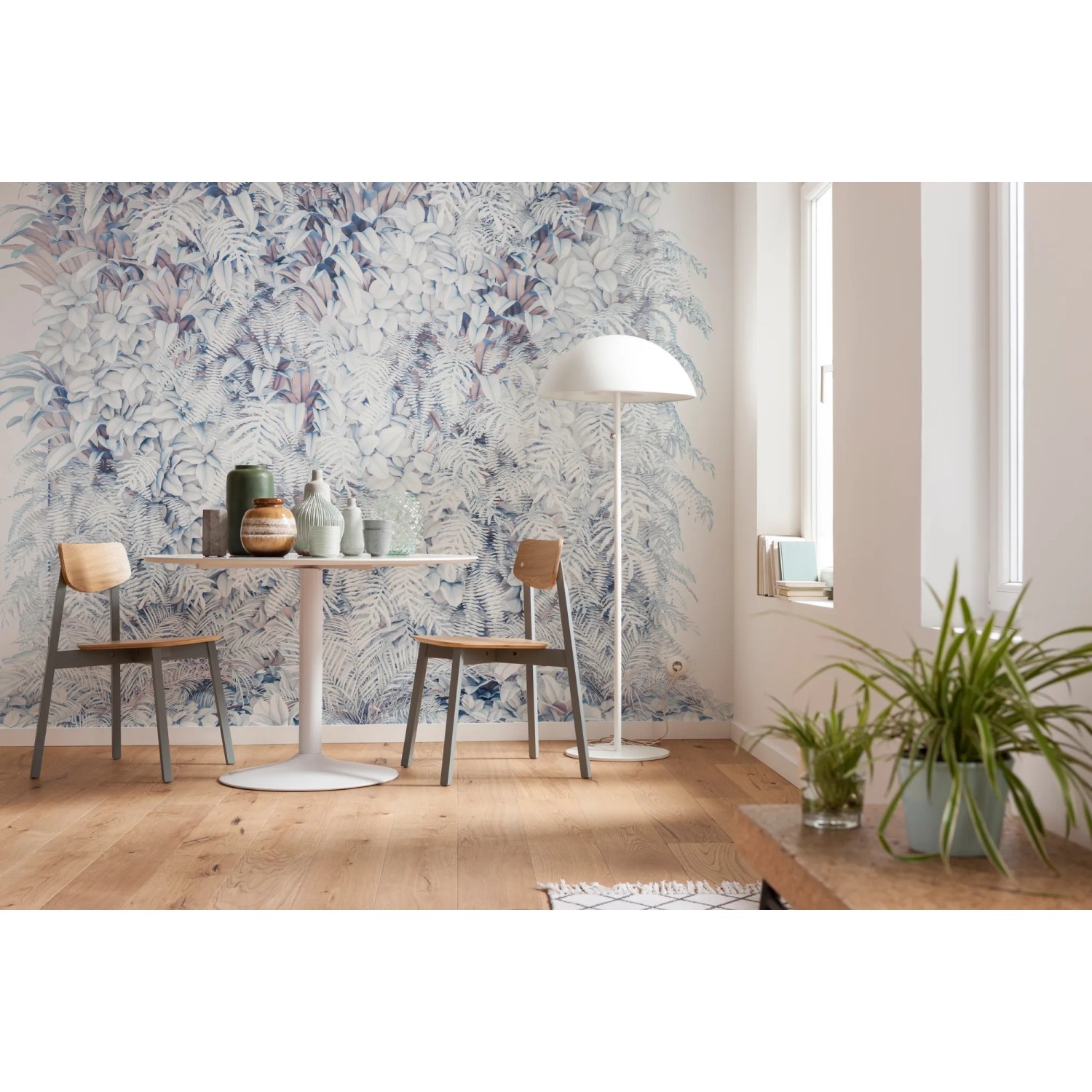 Wohnraum mit Komar Fototapete Vertical Garden, die einen üppigen, bläulich-weißen Garten zeigt.
