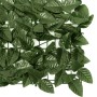 Dunkelgrüner Balkon-Sichtschutz mit künstlichen Blättern auf Gitterstruktur. Ideal für Terrasse & Garten.