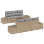 Beiges 7-teiliges Garten-Sofa-Set aus Polyrattan mit Tisch und grauen Kissen.