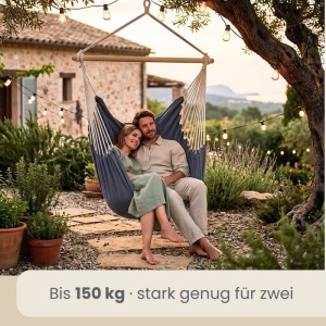 Paar entspannt im anthrazitfarbenen AMANKA XXL-Hängesessel aus Baumwolle im Garten. Gemütlich für zwei, bis 150 kg.