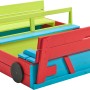 Farbenfroher SwingKing Sandkasten in Autoform mit integrierter Abdeckung und Sitzbänken.