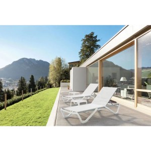 Zwei graubraune Papatya Wave Liegestühle mit Tisch auf einer Terrasse. Lounge-Gartenmöbel.