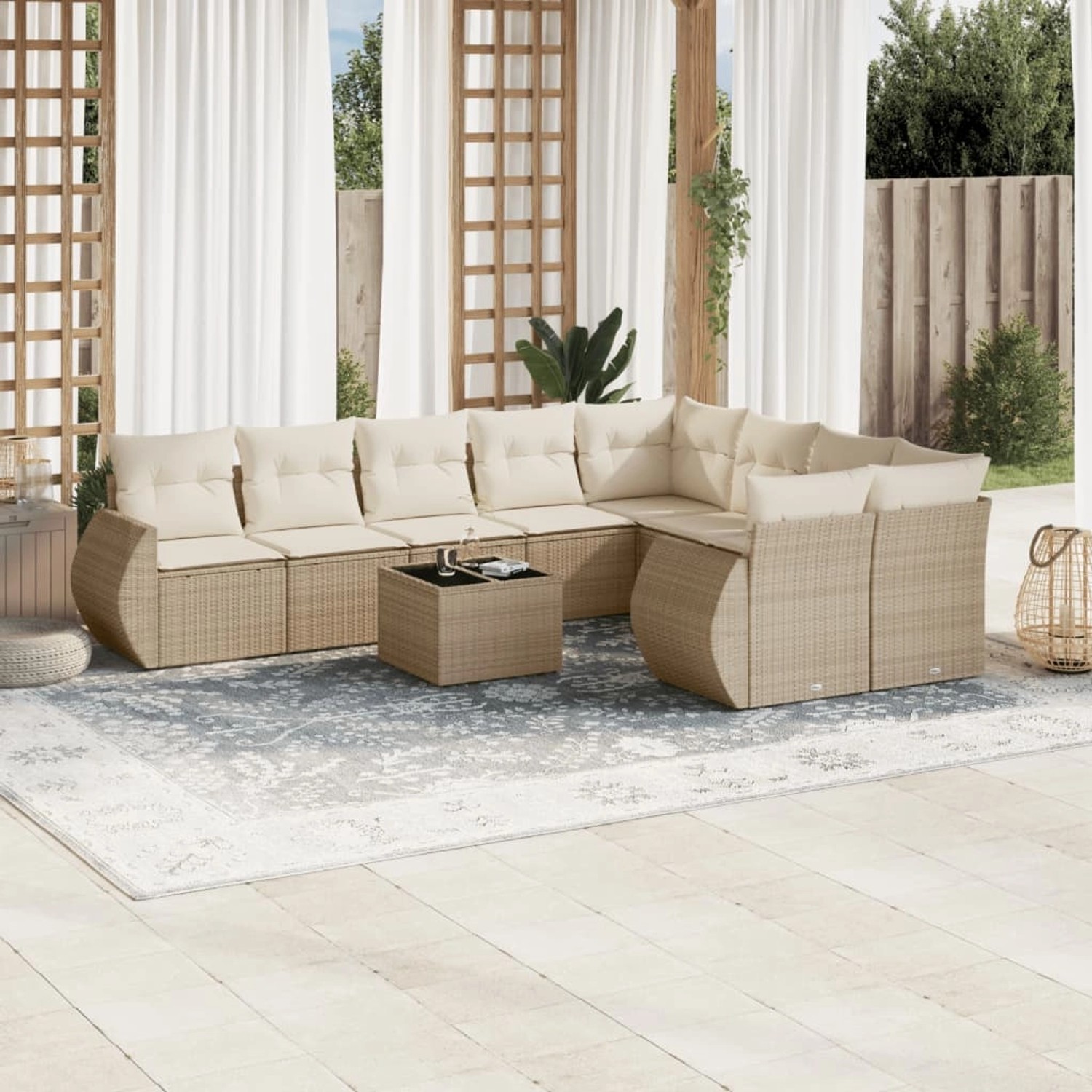Beige 10-tlg. Garten-Sofagarnitur aus Rattan mit cremeweißen Kissen und Tisch. Gartenmöbel für Terrasse und Garten.