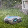 Gardena Mähroboter smart Sileno life 750 m² mit Gateway im Regen auf Rasen.