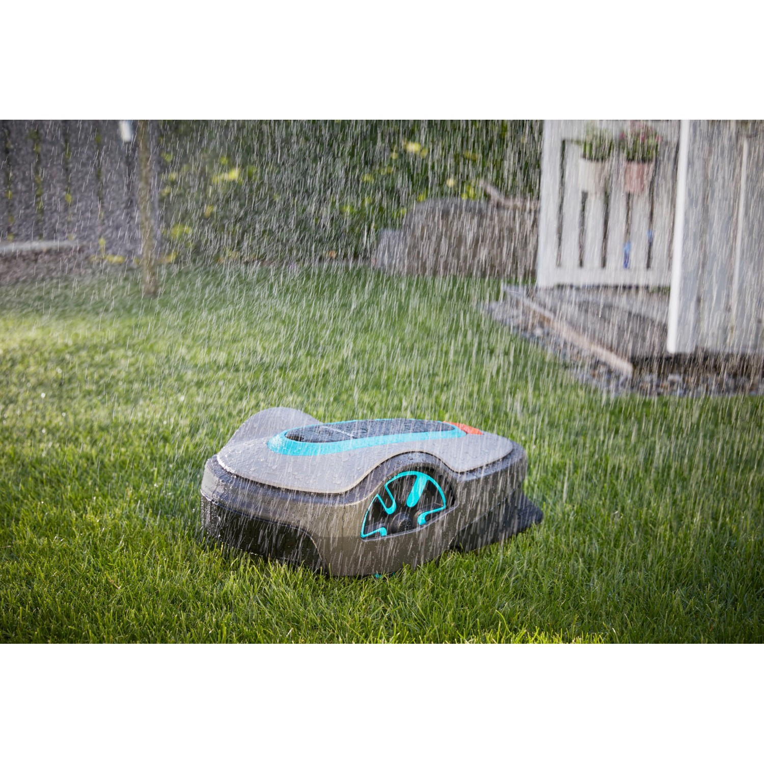 Gardena Mähroboter smart Sileno life 750 m² mit Gateway im Regen auf Rasen.