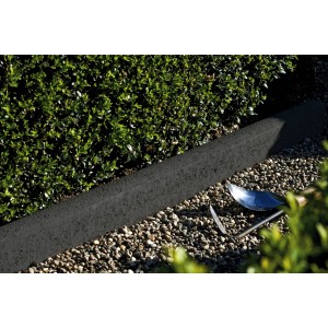 Anthrazit Tiefbordstein (100x30x5 cm) als Beeteinfassung im Garten.