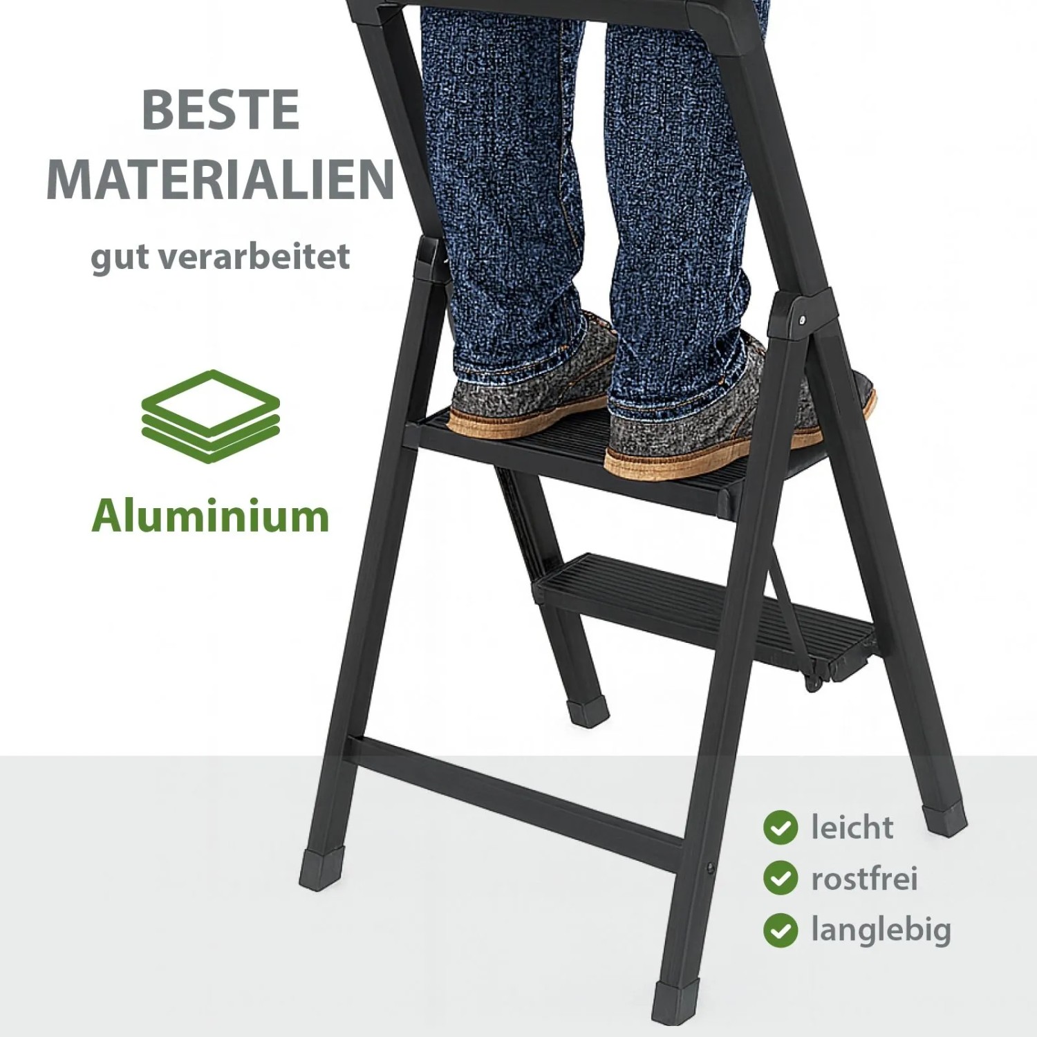 TRUTZHOLM Alu Trittleiter, 2 Stufen, klappbar, mit Handlauf. Person steht auf der Leiter.