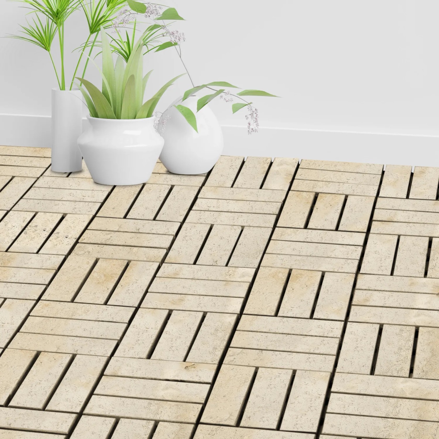 Florco Naturstein-Klickfliesen Stone Travertine, beige, verlegt auf Terrasse mit Dekoration.