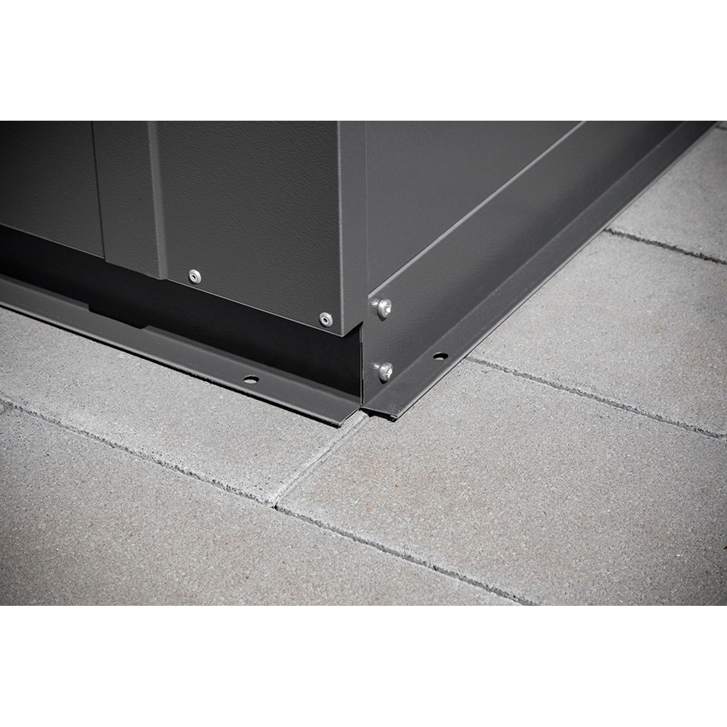 Detailaufnahme der Trimetals Aufbewahrungsbox Storeguard in Anthrazit, Fokus auf Bodenbefestigung.