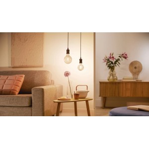 Philips Smart LED-Leuchtmittel Globe Filament, warmweißes Licht im Wohnraum.