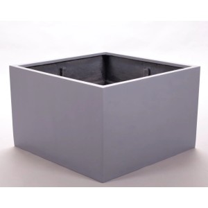 Eleganter, niedriger quadratischer Pflanzkübel aus grauem Fiberglas (80x80x50cm). Modernes Design für Garten, Terrasse & Innenbereich.