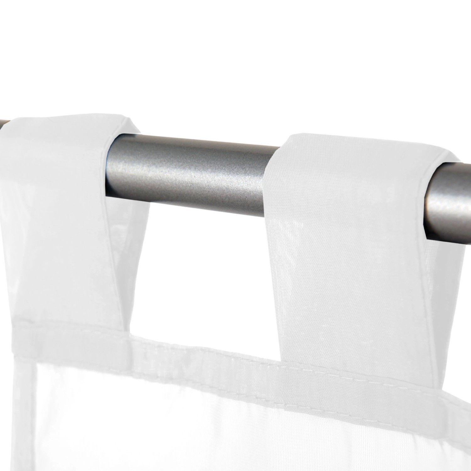 Detailaufnahme: Weiße, transparente Schlaufengardine mit Raffoptik von Bestlivings.
