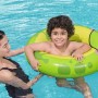 Kind mit Bestway Schwimmring im Froschdesign im Wasser, unterstützt von einer Frau.