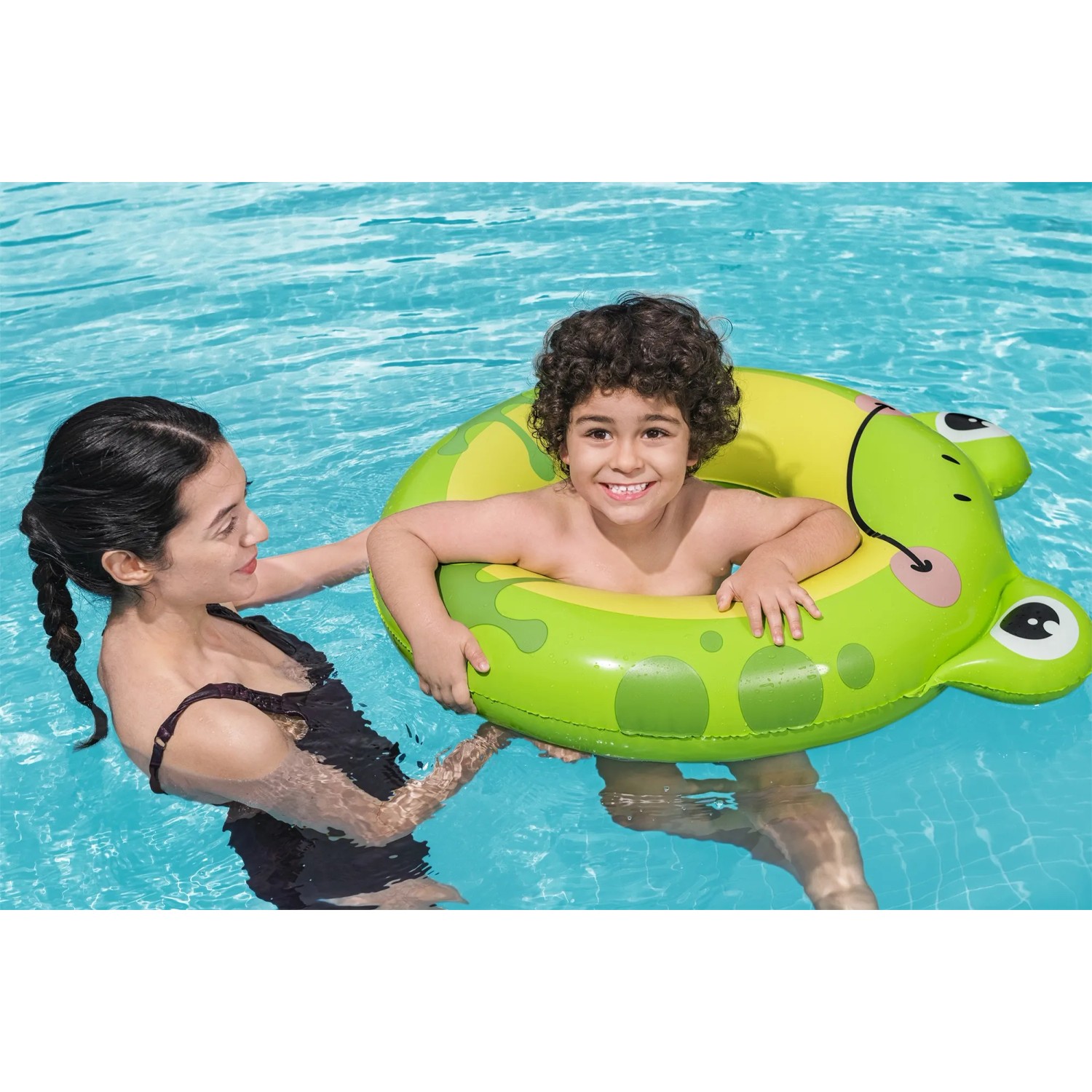 Kind mit Bestway Schwimmring im Froschdesign im Wasser, unterstützt von einer Frau.