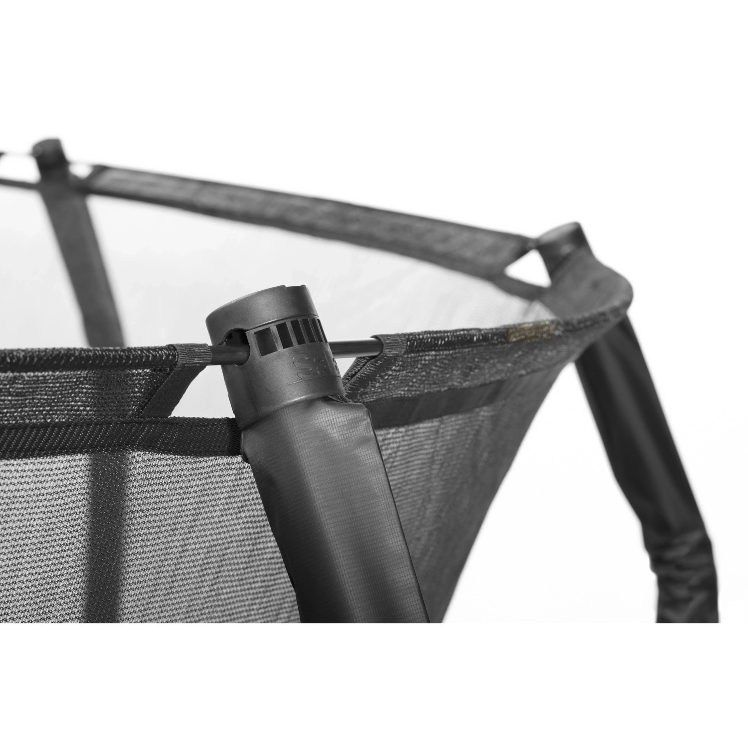 Detailaufnahme des schwarzen Salta Premium Ground Trampolins (305x214 cm) mit Belüftungssystem.