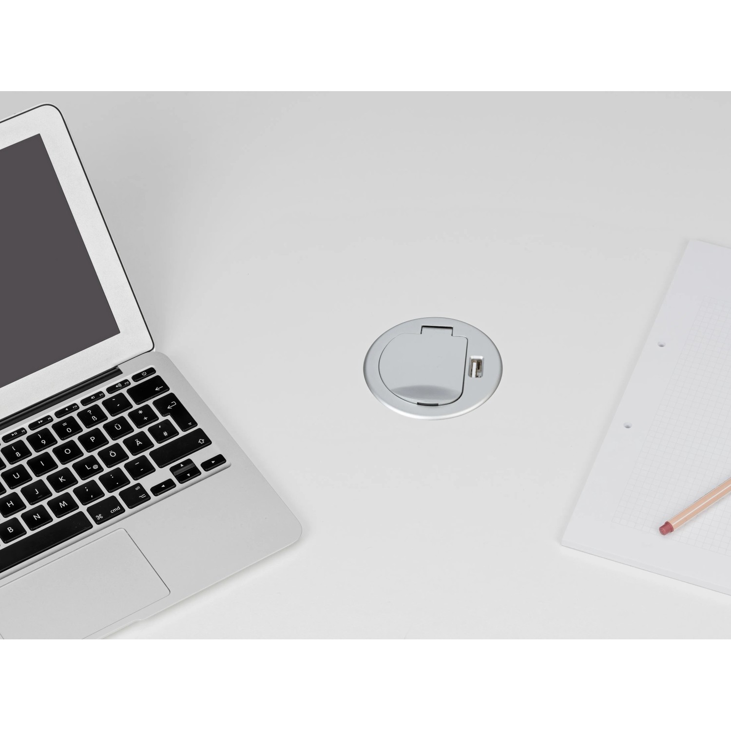 Versenkbare schwarze Tischsteckdose mit USB-Anschluss und 1,9 m Kabel auf einem Schreibtisch.