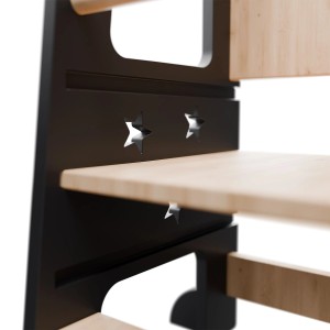 Detailansicht Juskys Lernturm Henny, schwarz mit Sternen, höhenverstellbar.