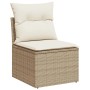 Beige Garten-Sofagarnitur aus Rattan mit cremefarbenen Kissen, Teil eines 12-teiligen Sets.