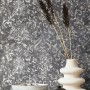 Marburg Vliestapete Betonoptik in Schwarz-Silber mit floralem Muster und Deko-Elementen.
