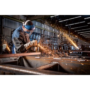 Mann arbeitet mit Bosch Professional Winkelschleifer GWS 2200 P an Metall, Funken fliegen.