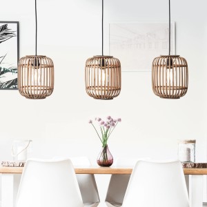 Brilliant Pendelleuchte Woodrow, 3-flammig, hellbraun, aus Holz, über Esstisch.