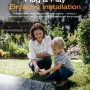 Solarway Balkonkraftwerk Komplettset mit Solarmodul und Familie bei der Installation im Garten.