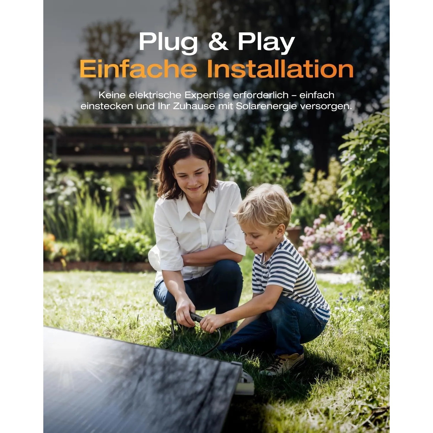 Solarway Balkonkraftwerk Komplettset mit Solarmodul und Familie bei der Installation im Garten.