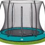 Grünes Salta Comfort Edition Bodentrampolin ø 213 cm mit Sicherheitsnetz im Garten.