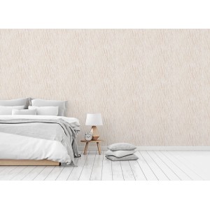 Creme Vliestapete mit dezentem Streifenmuster im Schlafzimmer. Dekorative Wandgestaltung.