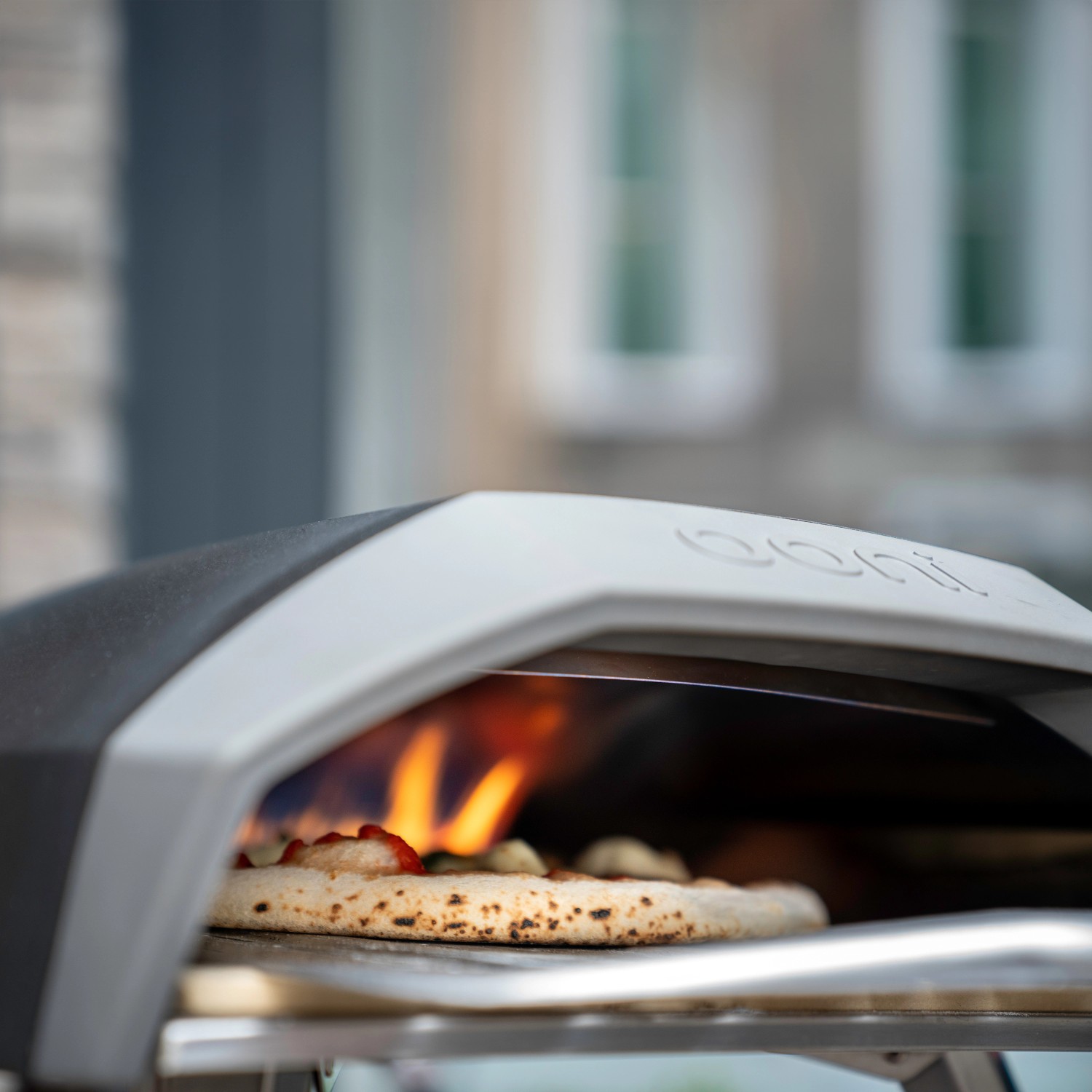 Ooni Koda 12 Gas-Pizzaofen mit Pizza im Ofen. Kompakter Gasgrill für leckere Pizza.