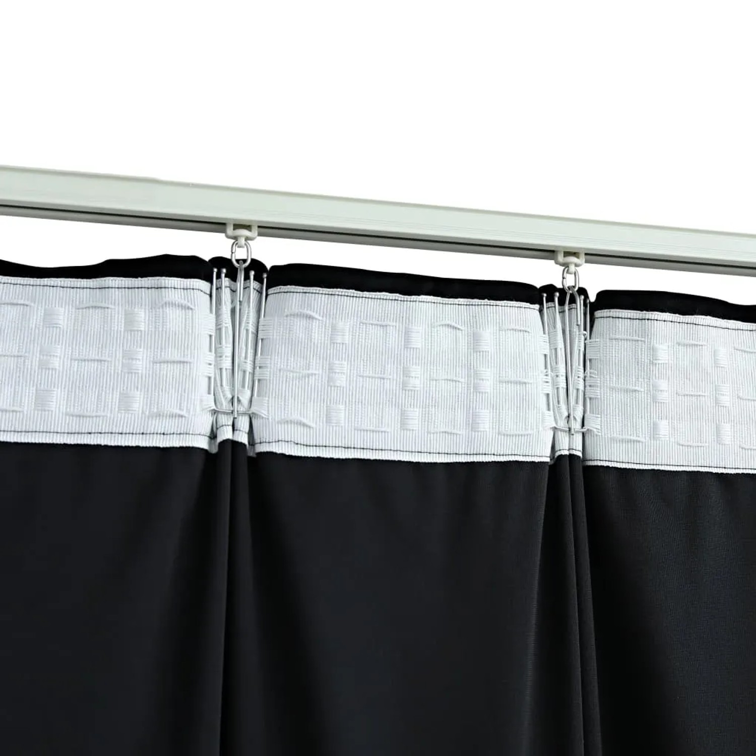 Schwarzer vidaXL Verdunkelungsvorhang aus Samt mit Haken, 290x245 cm, an einer Gardinenstange.
