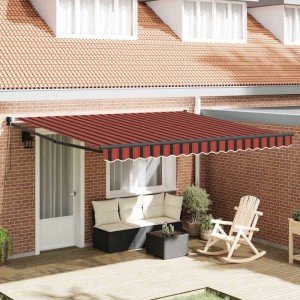 Orange-braune vidaXL Einziehmarkise 400x300cm, gestreift, über einer Terrasse am Ziegelhaus.