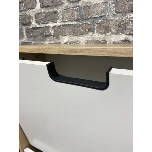 Detailaufnahme: Weiß-Eiche Schuhkipper Emmik mit schwarzem Griff. Schuhkommode für ca. 6 Paar Schuhe.