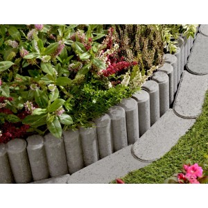 Graues Rundpalisaden 2er-Element als Beeteinfassung im Garten.