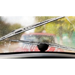 BOSCH ClassicWiper Scheibenwischer reinigt nasse Windschutzscheibe für klare Sicht. Ideal für Autowartung.