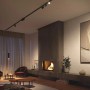 Schwarze Philips Hue Perifo LED-Pendelleuchte als Schienensystem-Erweiterung in Wohnraum.