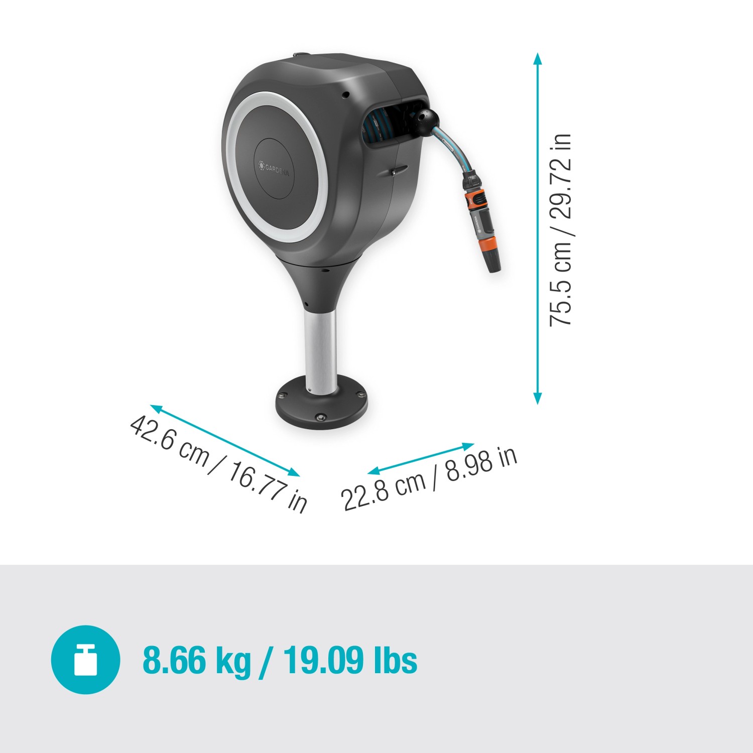 Gardena Terrassen-Schlauchbox RollUp M mit 20m Schlauch, montiert auf Standfuß.