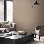 Wohnraum mit Origin Wallcoverings Tapete Kleine Ornamente Taupe, Couch, Sessel und Lampe.