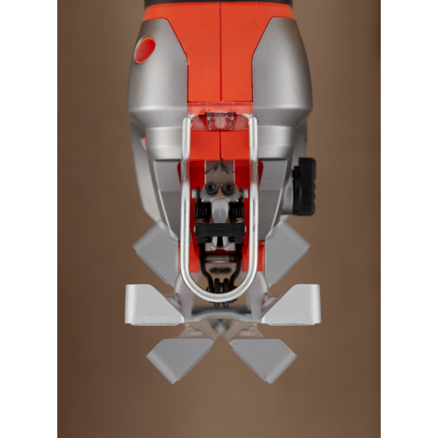 Detailaufnahme der Black+Decker BES610K Elektronik-Pendelhub-Stichsäge, Sägeblattaufnahme im Fokus.