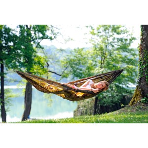 Frau entspannt in Amazonas Outdoor Hängematte (Camouflage) zwischen Bäumen.